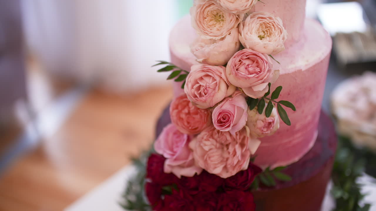 pastel de bodas en la recepción de la boda