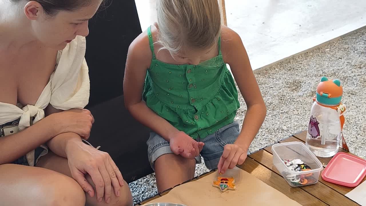 madre e hija haciendo artesanías juntos