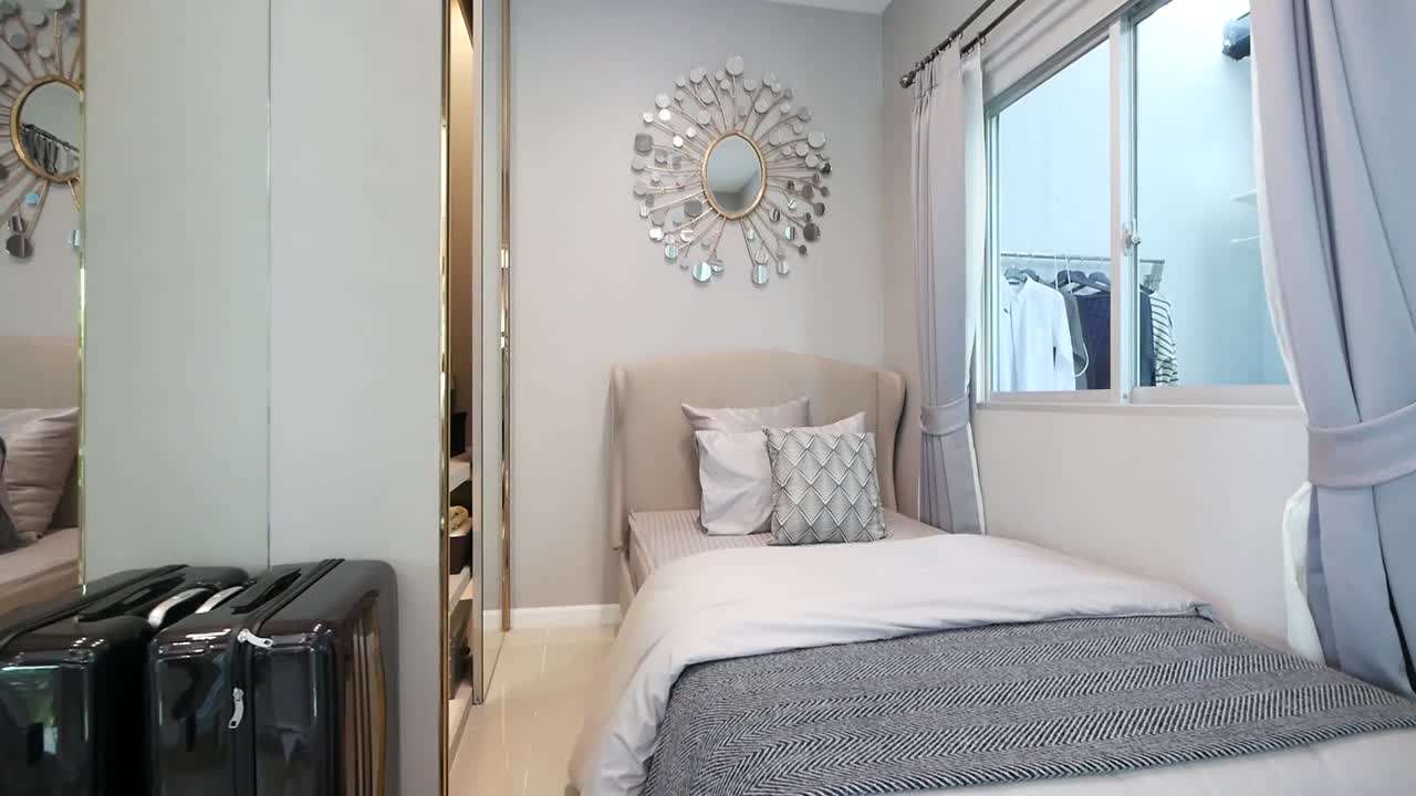 decoración de dormitorio de colores claros y brillantes con muebles elegantes