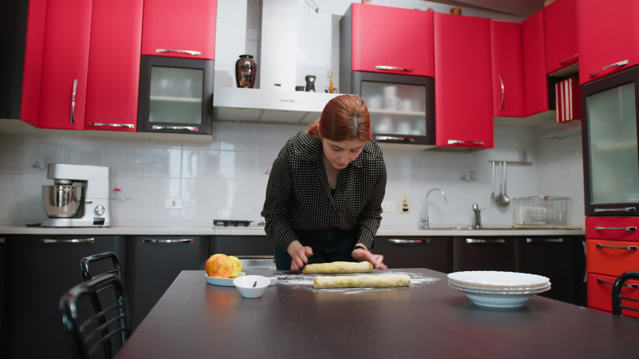 Donna impasta sul tavolo per un dolce