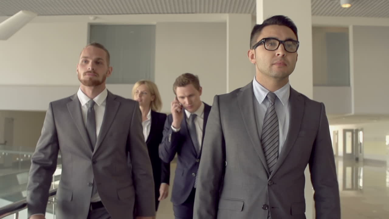 신년 파티에서 우아한 옷을 입은 친구들이 춤을 추고 서로 껴안으면서 색종이 조각을 날리고 던진다