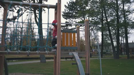 スローモーションで公園秋の日の遊び場で楽しんで幸せな女の子