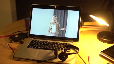 mujer de negocios que usa una computadora portátil haciendo videoconferencias con colegas y hablando, discutiendo proyectos de negocios en línea, trabajando desde casa y trabajando remotamente