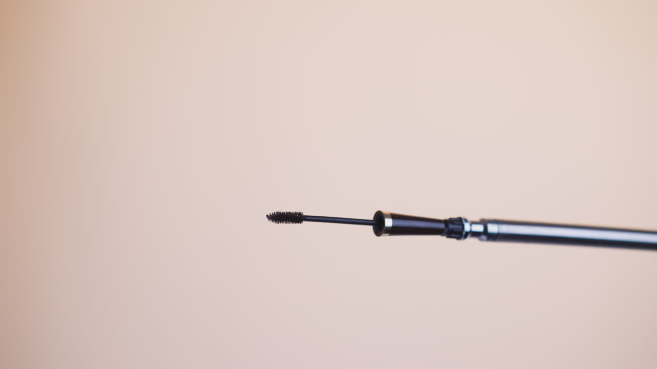 Luxury black mascara wand to increase volume of eyelashes