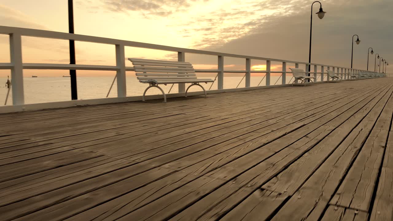 disparo de un dron largo desde el muelle hasta el vuelo entre las linternas y el mar