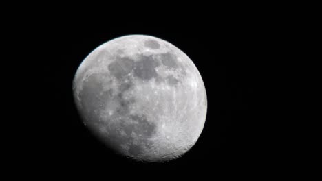 Vista-Detallada-Del-último-Cuarto-De-Luna-Moviéndose-En-La-Oscuridad-De-La-Noche