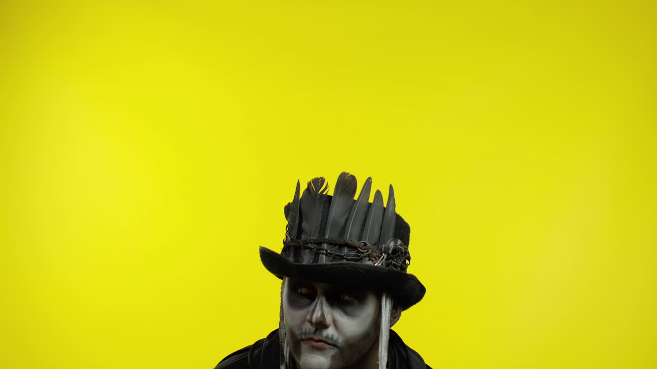 hombre espeluznante con maquillaje de esqueleto pidiendo mantener la calma, mantener el silencio con el dedo en los labios gesto