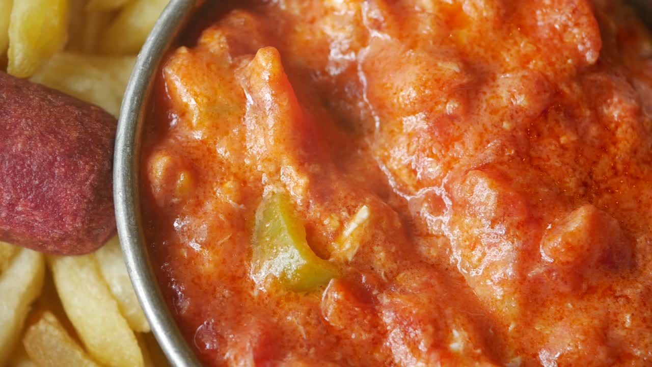 Salsa di pomodoro cremosa con patatine fritte e hot dog