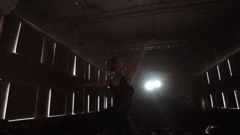 movimiento lento: primer plano de las piernas de la bailarina en las puntas y movimiento suave de la cámara a lo largo del eje vertical. retrato de una bailarina