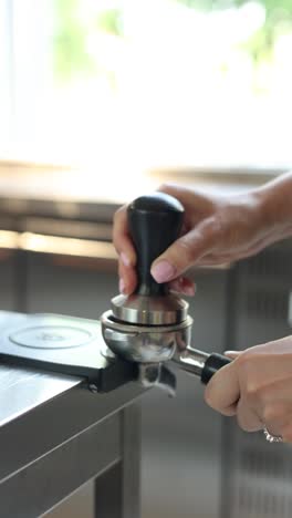 el barista está manipulando el espresso.
