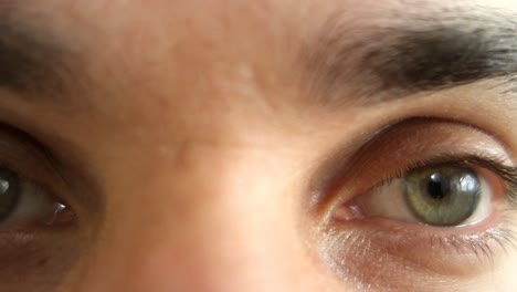 cerrar el rostro masculino adulto con verde