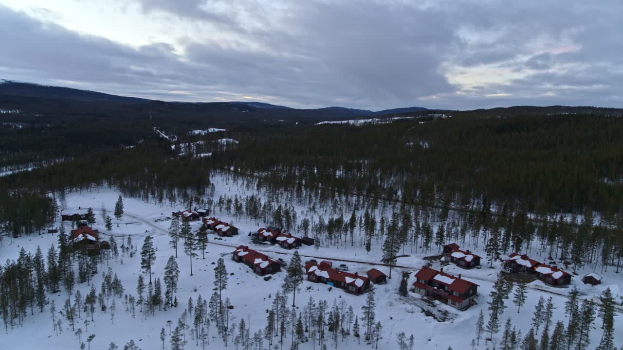 스웨덴 북부 유럽에 있는 작은 마을 fulufjallsbyn의 겨울 풍경 위로 날아가는 드론의 돌리 샷