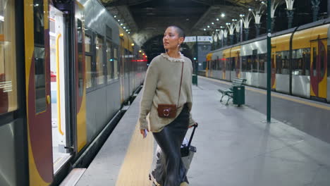 mujer en la estación de tren