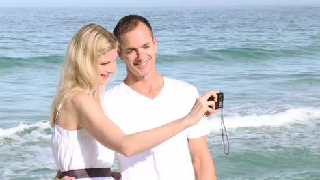 Panorama-of-couple-on-the-beach-taking-photos-of-themselves