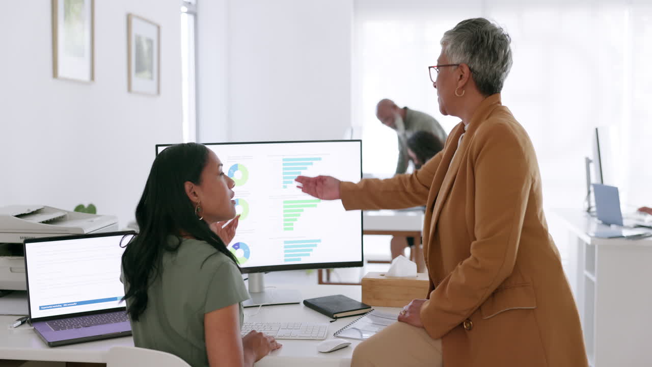 computadora, gerente senior y empleado con gráfico