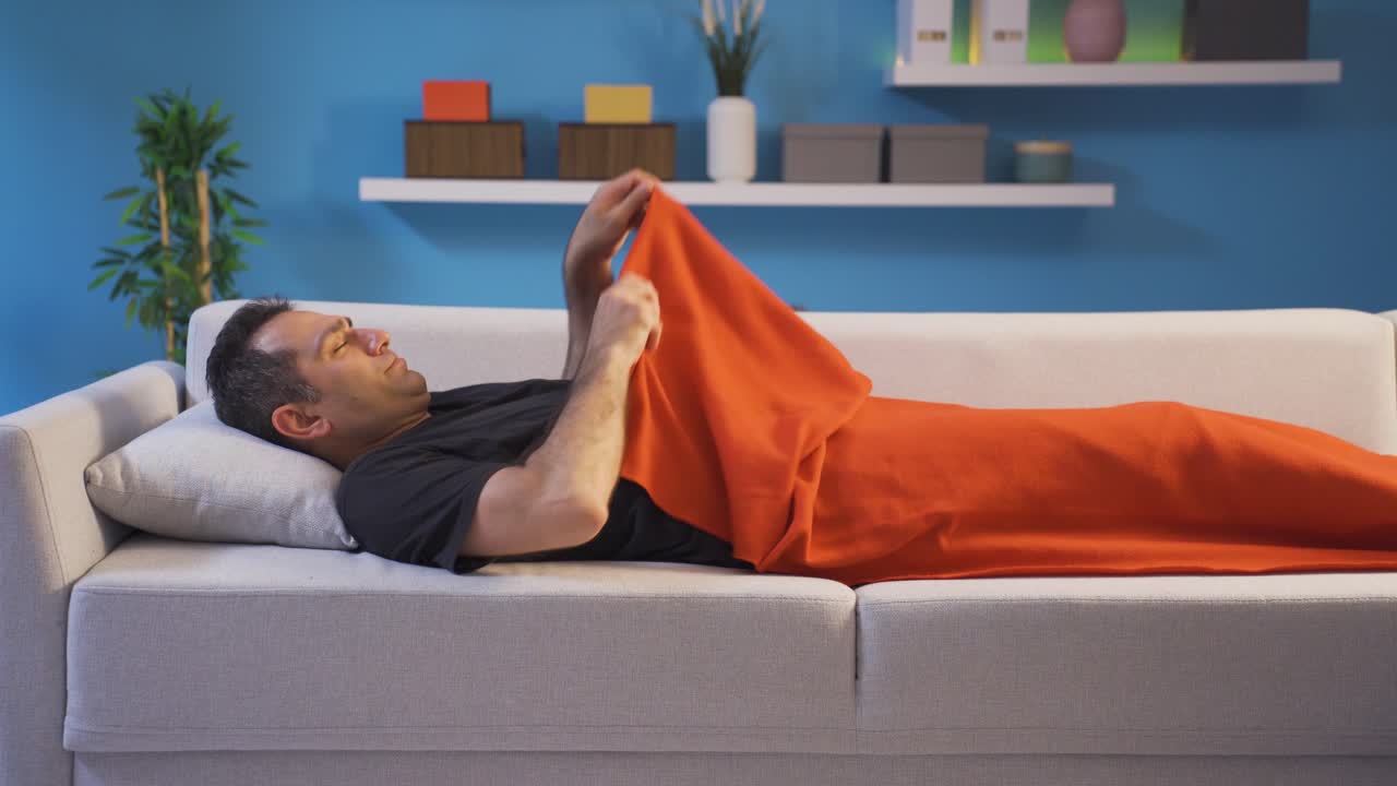 차가운 사람은 떨며 따뜻해지려고 합니다.