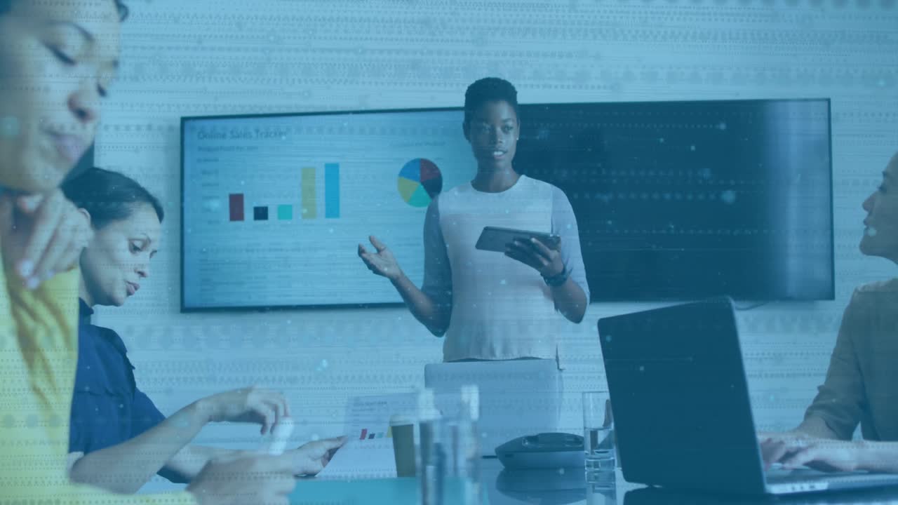 animación del procesamiento de datos sobre diversas personas de negocios en una reunión en la oficina