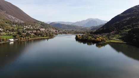 Archivos-De-Drones-Sobre-El-Lago-Endine-Durante-Un-Día-Soleado-De-Otoño