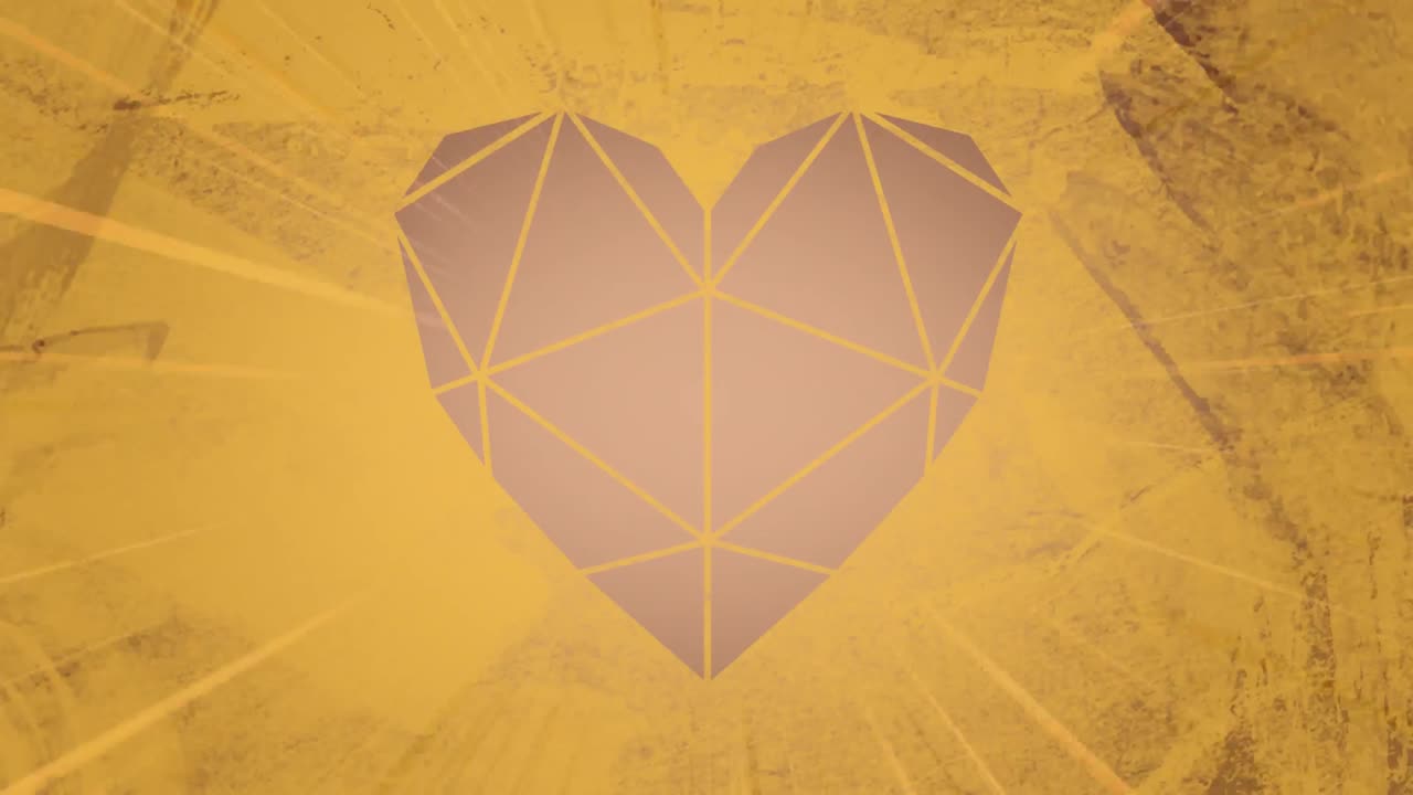 corazón facetado contra un fondo amarillo texturizado