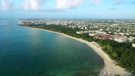 imágenes aéreas de drones sobrevolando la franja de hotel de playa de lujo en playa del carmen, quintana roo, méxico