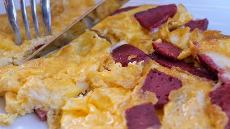 scrambled eggs with sucuk