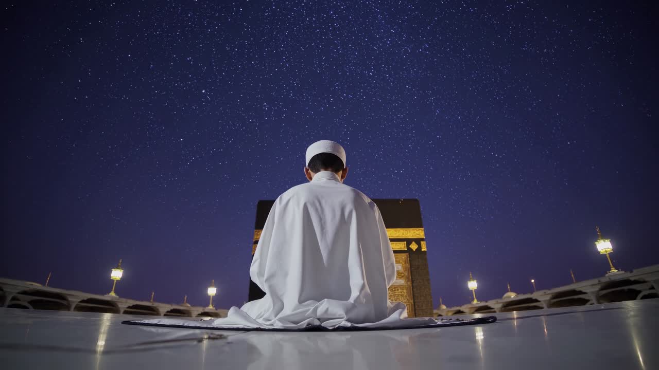Una serena scena notturna con una persona in abiti bianchi che prega sotto un cielo stellato.