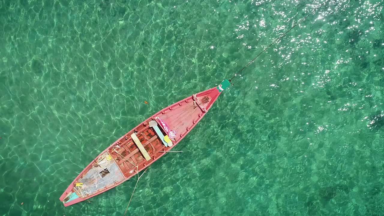 vista aérea de un barco en agua turquesa