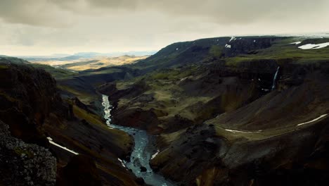 Schwenk-über-Den-Fluss-In-Einer-Schlucht