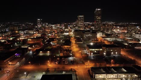 Little-Rock,-El-Horizonte-Del-Centro-De-Arkansas-Por-La-Noche-Con-Video-De-Drones-Moviéndose