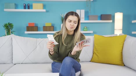 mujer joven quejándose de las facturas altas.