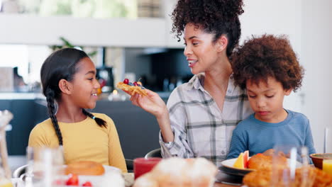 Mujer,-Comida-Y-Alimentación-De-Los-Niños.