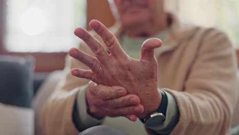 Nahaufnahme,-Hände-Und-älterer-Mann-Mit-Schmerzen-Im-Handgelenk