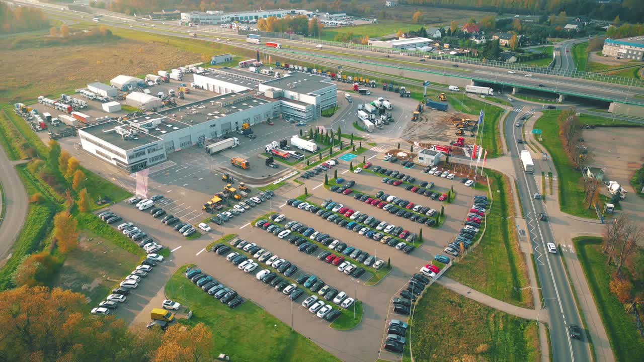 창고, 고속도로 근처의 거대한 물류 센터, 많은 수의 화물 트레일러 및 컨테이너 보기, 국제 화물 운송, 조감도