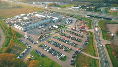 almacenes, gran centro logístico cerca de la autopista, vista de un gran número de remolques y contenedores de carga, transporte internacional de carga, vista aérea