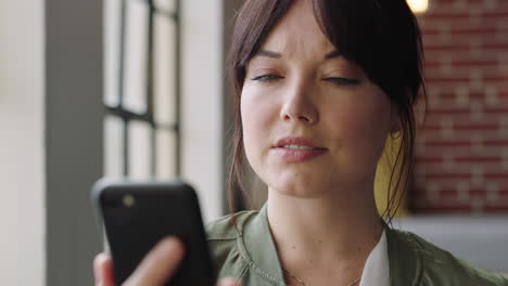 mujer hermosa usando un teléfono inteligente en casa navegando por mensajes disfrutando de las redes sociales en línea compartiendo un estilo de vida relajante enviando mensajes de texto planificando con anticipación la creación de redes en la tecnología de teléfonos móviles