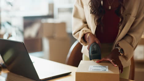 mujer de negocios, manos y caja de escaneo en logística