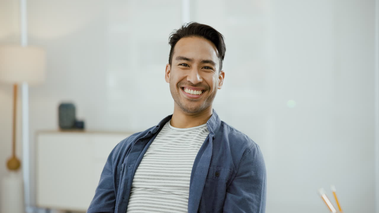 미소 짓는 남자 초상화