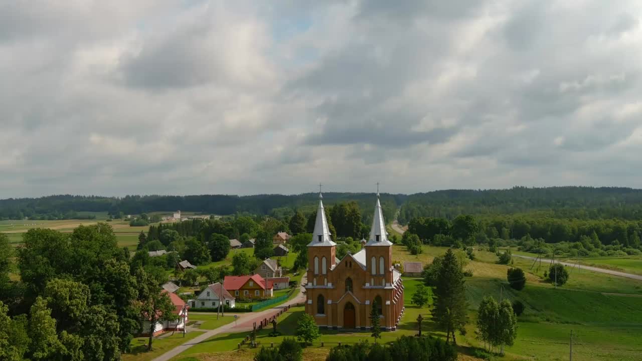 유럽의 시골 마을과 오래된 교회의 전망