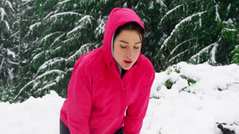 Mujer-Cansada-Tomando-Un-Descanso-Mientras-Hace-Jogging