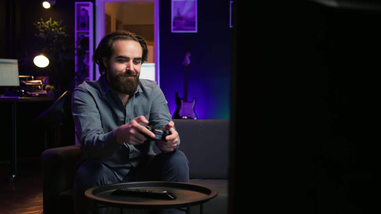 persona feliz llegando a casa, emocionada de hacer juegos