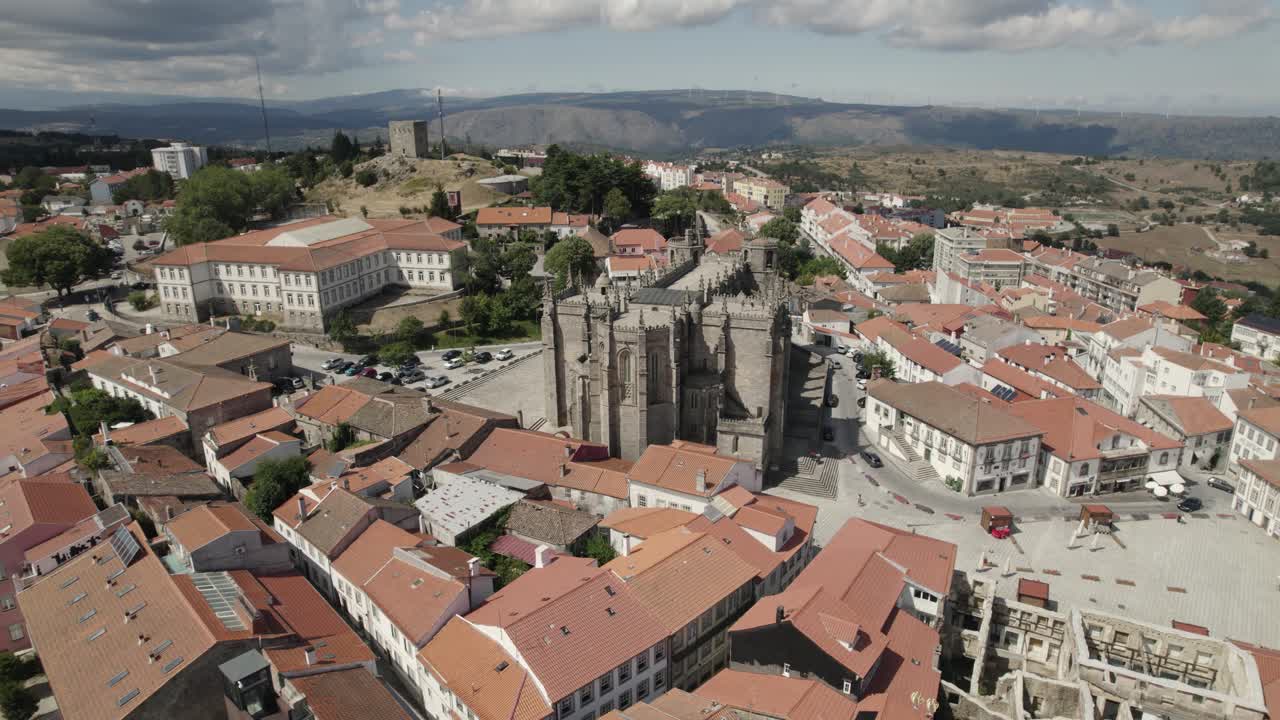 guarda el paisaje urbano y la famosa catedral. tiro orbital