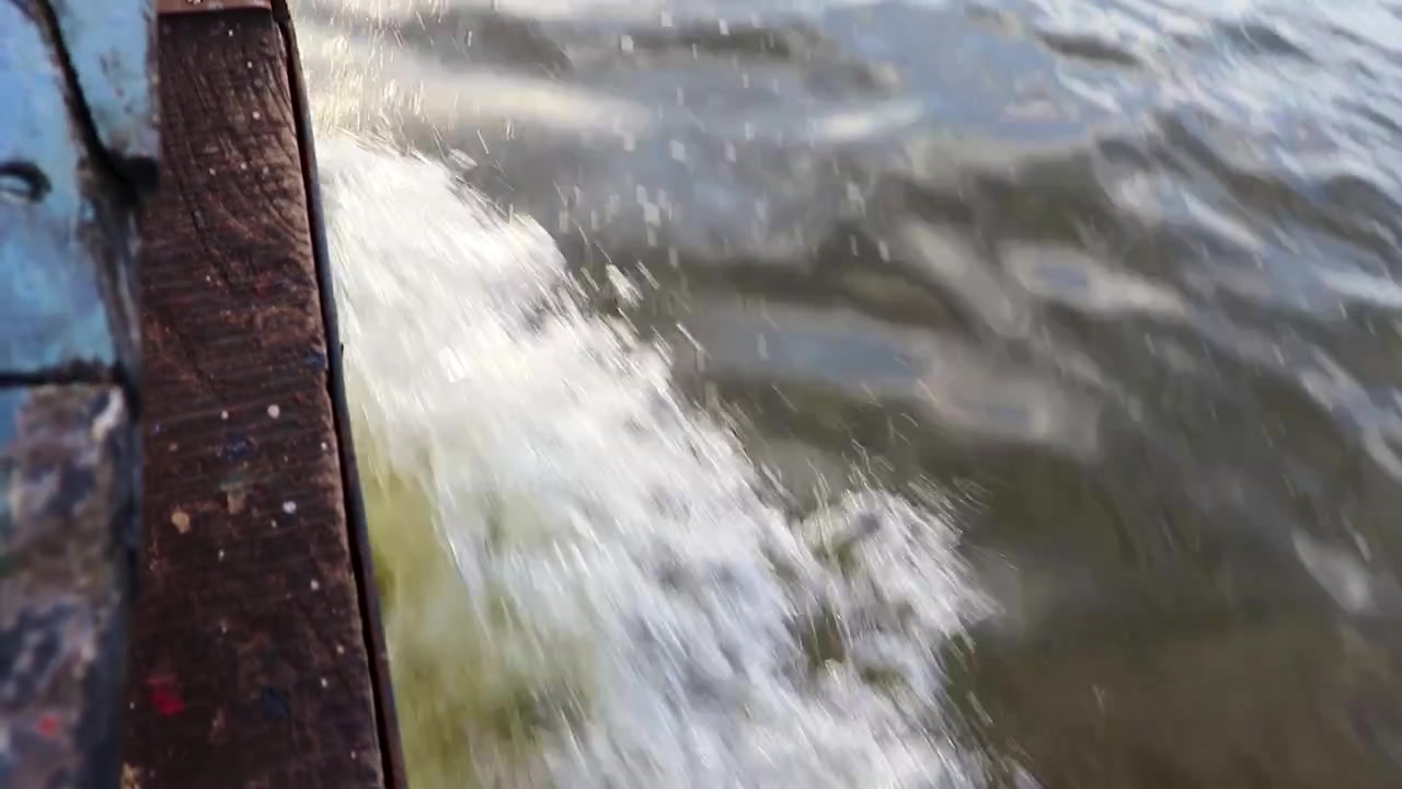 wasserspritzer vom laufenden wasserboot aus dem oberen winkel