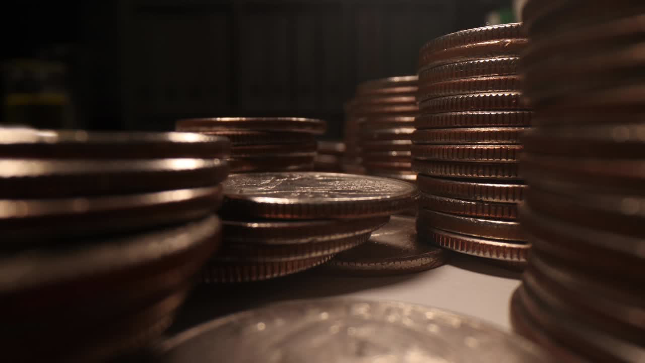 muchas monedas de centavos estadounidenses en fondo oscuro película en cámara lenta 4k