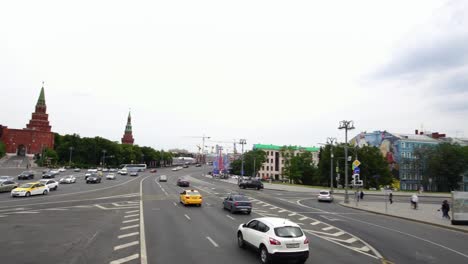 estableciendo una toma de avión no tripulado de la torre del kremlin y el gran palacio en moscú, rusia