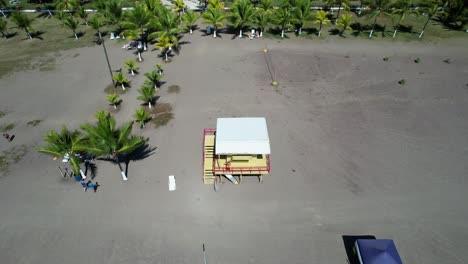 Imágenes-Aéreas-De-Drones,-Orbita,-Casa-De-Salvavidas,-Playa-Jaco,-Puntarenas,-Costa-Rica