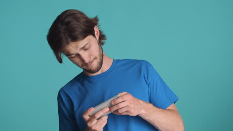 el hombre ganador caucásico sobre fondo azul.