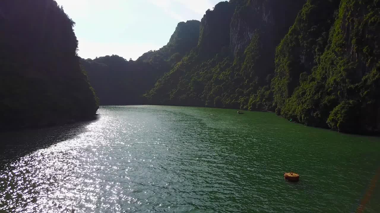 hay 1998 islas dentro del océano en la bahía de ha long, vietnam. pasamos 2 noches allí y las vistas eran impresionantes.