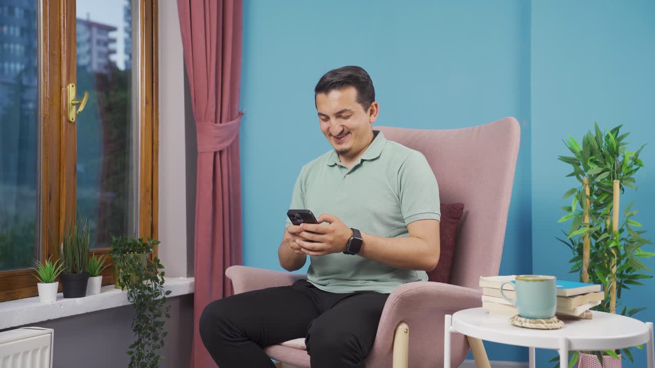 행복하고 행복한 문자 보내는 남자