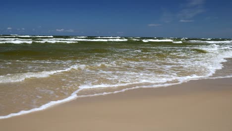 Olas-Rodando-Suavemente-En-La-Playa-De-Arena