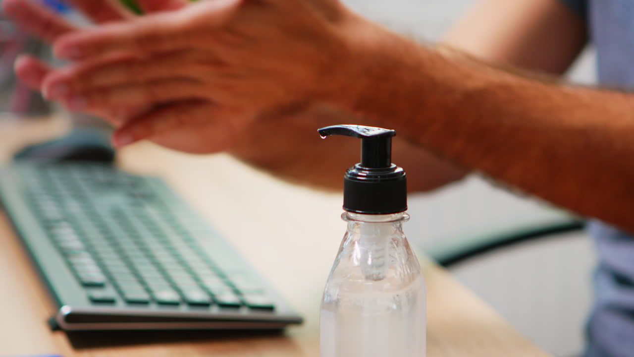 손 소독제 (hand sanitizer gel) 를 사용하세요.